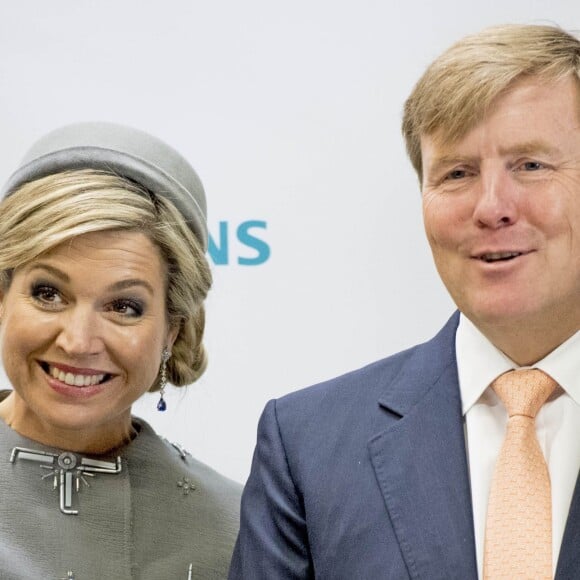 Le roi Willem-Alexander et la reine Maxima des Pays-Bas visitaient le Medical Valley Center à Erlangen, à l'occasion de leur voyage en Bavière, le 14 avril 2016. Les motifs du manteau Claes Iversen de la reine Maxima n'ont pas fait l'unanimité...