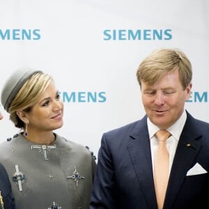 Le roi Willem-Alexander et la reine Maxima des Pays-Bas visitaient le Medical Valley Center à Erlangen, à l'occasion de leur voyage en Bavière, le 14 avril 2016. Les motifs du manteau Claes Iversen de la reine Maxima n'ont pas fait l'unanimité...