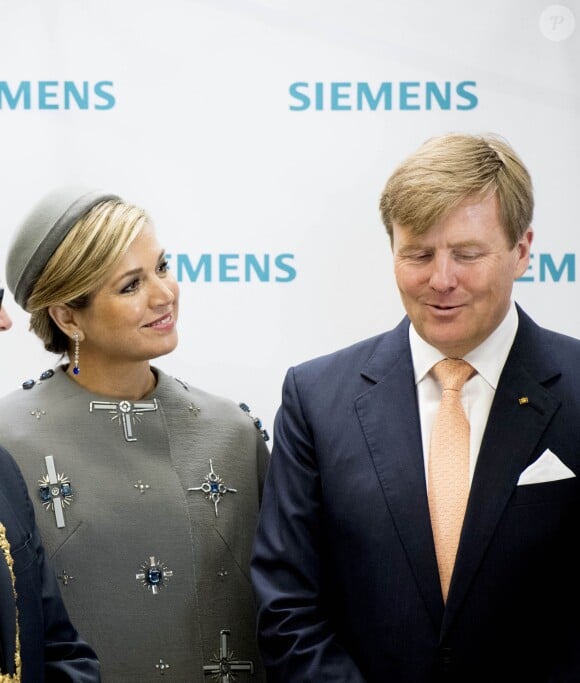 Le roi Willem-Alexander et la reine Maxima des Pays-Bas visitaient le Medical Valley Center à Erlangen, à l'occasion de leur voyage en Bavière, le 14 avril 2016. Les motifs du manteau Claes Iversen de la reine Maxima n'ont pas fait l'unanimité...