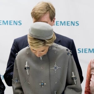 Le roi Willem-Alexander et la reine Maxima des Pays-Bas visitaient le Medical Valley Center à Erlangen, à l'occasion de leur voyage en Bavière, le 14 avril 2016. Les motifs du manteau Claes Iversen de la reine Maxima n'ont pas fait l'unanimité...