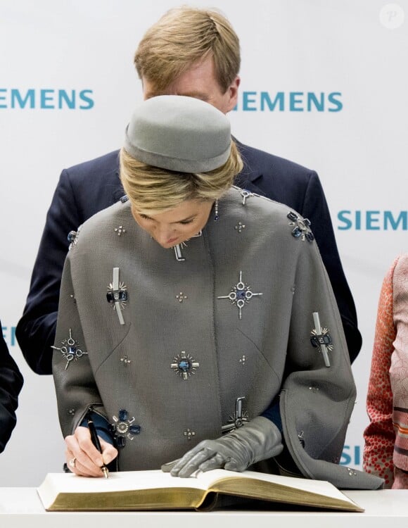Le roi Willem-Alexander et la reine Maxima des Pays-Bas visitaient le Medical Valley Center à Erlangen, à l'occasion de leur voyage en Bavière, le 14 avril 2016. Les motifs du manteau Claes Iversen de la reine Maxima n'ont pas fait l'unanimité...