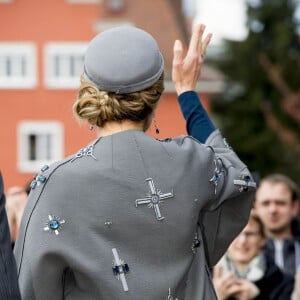 Le roi Willem-Alexander et la reine Maxima des Pays-Bas visitaient le Medical Valley Center à Erlangen, à l'occasion de leur voyage en Bavière, le 14 avril 2016. Les motifs du manteau Claes Iversen de la reine Maxima n'ont pas fait l'unanimité...