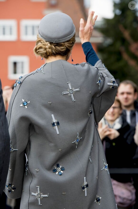 Le roi Willem-Alexander et la reine Maxima des Pays-Bas visitaient le Medical Valley Center à Erlangen, à l'occasion de leur voyage en Bavière, le 14 avril 2016. Les motifs du manteau Claes Iversen de la reine Maxima n'ont pas fait l'unanimité...
