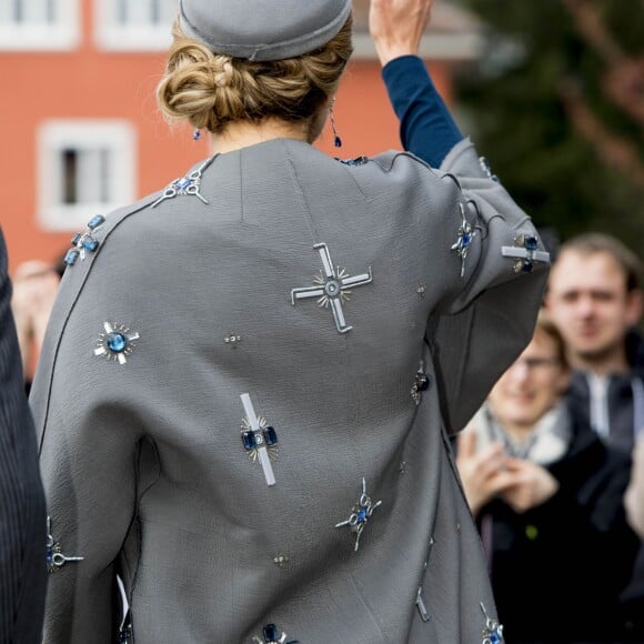 Le roi Willem-Alexander et la reine Maxima des Pays-Bas visitaient le Medical Valley Center à Erlangen, à l'occasion de leur voyage en Bavière, le 14 avril 2016. Les motifs du manteau Claes Iversen de la reine Maxima n'ont pas fait l'unanimité...