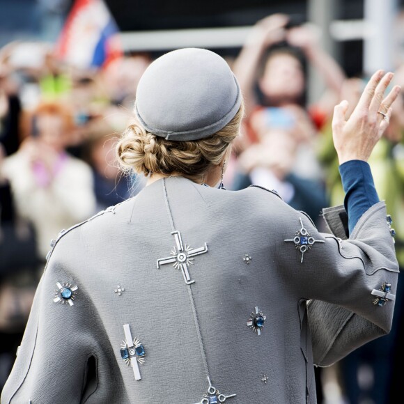 Le roi Willem-Alexander et la reine Maxima des Pays-Bas visitaient le Medical Valley Center à Erlangen, à l'occasion de leur voyage en Bavière, le 14 avril 2016. Les motifs du manteau Claes Iversen de la reine Maxima n'ont pas fait l'unanimité...