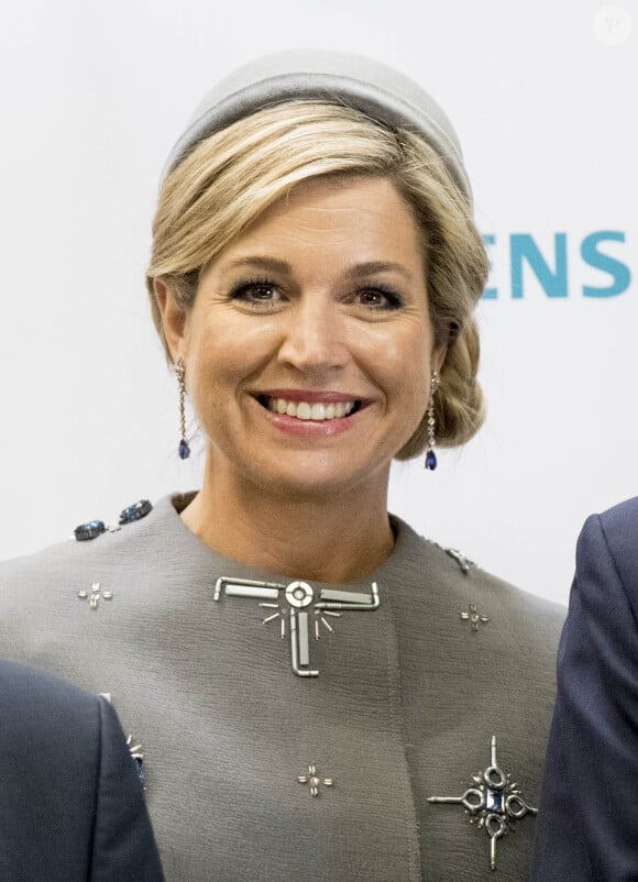 Le roi Willem-Alexander et la reine Maxima des Pays-Bas visitaient le Medical Valley Center à Erlangen, à l'occasion de leur voyage en Bavière, le 14 avril 2016. Les motifs du manteau Claes Iversen de la reine Maxima n'ont pas fait l'unanimité...