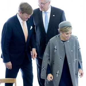 La reine Maxima et le roi Willem-Alexander des Pays-Bas visitaient le Medical Valley Center à Erlangen, à l'occasion de leur voyage en Bavière, le 14 avril 2016. Les motifs du manteau Claes Iversen de la reine Maxima n'ont pas fait l'unanimité...