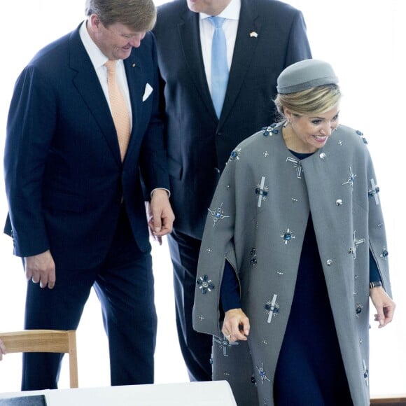 La reine Maxima et le roi Willem-Alexander des Pays-Bas visitaient le Medical Valley Center à Erlangen, à l'occasion de leur voyage en Bavière, le 14 avril 2016. Les motifs du manteau Claes Iversen de la reine Maxima n'ont pas fait l'unanimité...