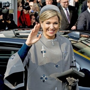 La reine Maxima et le roi Willem-Alexander des Pays-Bas visitaient le Medical Valley Center à Erlangen, à l'occasion de leur voyage en Bavière, le 14 avril 2016. Les motifs du manteau Claes Iversen de la reine Maxima n'ont pas fait l'unanimité...