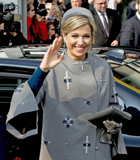 La reine Maxima et le roi Willem-Alexander des Pays-Bas visitaient le Medical Valley Center à Erlangen, à l'occasion de leur voyage en Bavière, le 14 avril 2016. Les motifs du manteau Claes Iversen de la reine Maxima n'ont pas fait l'unanimité...