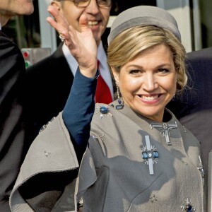 La reine Maxima et le roi Willem-Alexander des Pays-Bas visitaient le Medical Valley Center à Erlangen, à l'occasion de leur voyage en Bavière, le 14 avril 2016. Les motifs du manteau Claes Iversen de la reine Maxima n'ont pas fait l'unanimité...