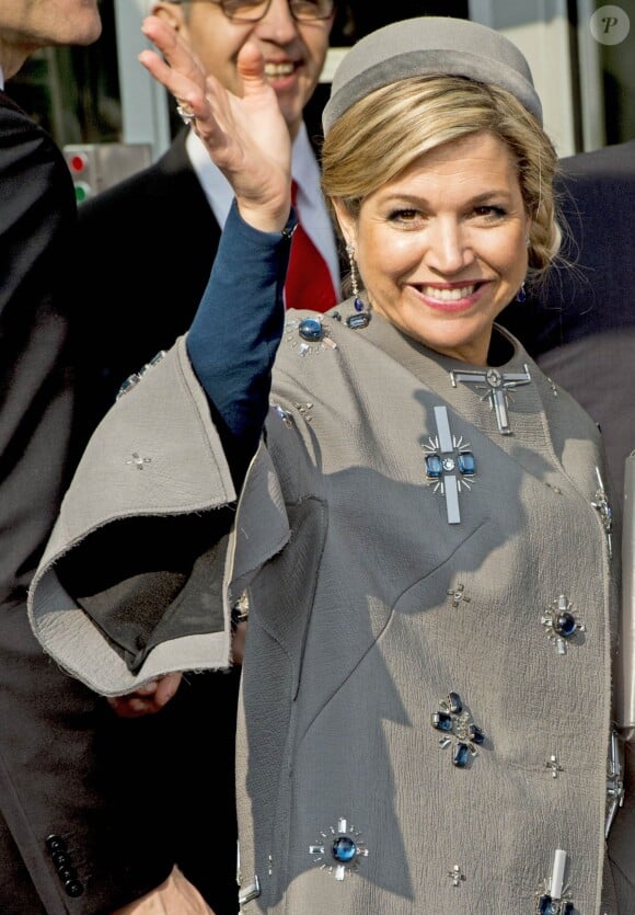 La reine Maxima et le roi Willem-Alexander des Pays-Bas visitaient le Medical Valley Center à Erlangen, à l'occasion de leur voyage en Bavière, le 14 avril 2016. Les motifs du manteau Claes Iversen de la reine Maxima n'ont pas fait l'unanimité...