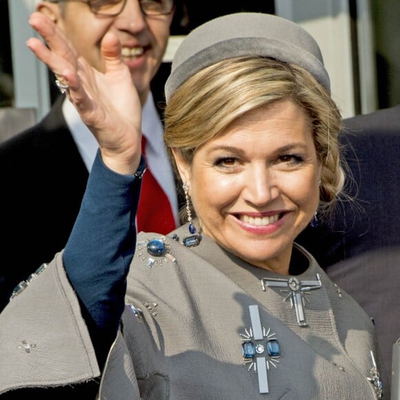 La reine Maxima et le roi Willem-Alexander des Pays-Bas visitaient le Medical Valley Center à Erlangen, à l'occasion de leur voyage en Bavière, le 14 avril 2016. Les motifs du manteau Claes Iversen de la reine Maxima n'ont pas fait l'unanimité...