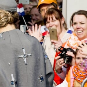 La reine Maxima et le roi Willem-Alexander des Pays-Bas visitaient le Medical Valley Center à Erlangen, à l'occasion de leur voyage en Bavière, le 14 avril 2016. Les motifs du manteau Claes Iversen de la reine Maxima n'ont pas fait l'unanimité...