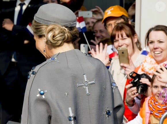 La reine Maxima et le roi Willem-Alexander des Pays-Bas visitaient le Medical Valley Center à Erlangen, à l'occasion de leur voyage en Bavière, le 14 avril 2016. Les motifs du manteau Claes Iversen de la reine Maxima n'ont pas fait l'unanimité...