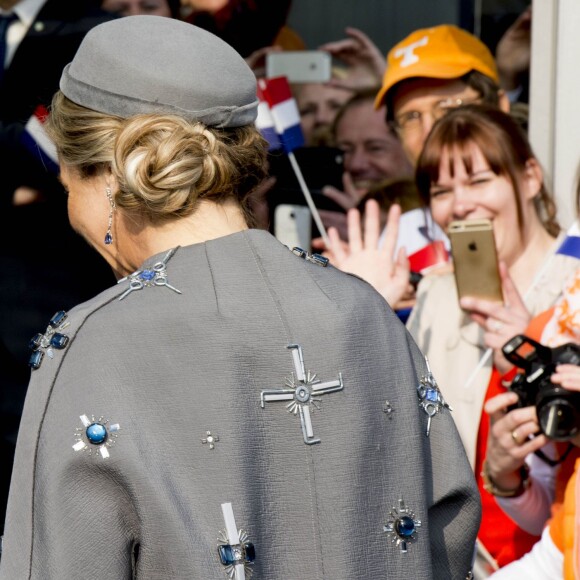 La reine Maxima et le roi Willem-Alexander des Pays-Bas visitaient le Medical Valley Center à Erlangen, à l'occasion de leur voyage en Bavière, le 14 avril 2016. Les motifs du manteau Claes Iversen de la reine Maxima n'ont pas fait l'unanimité...