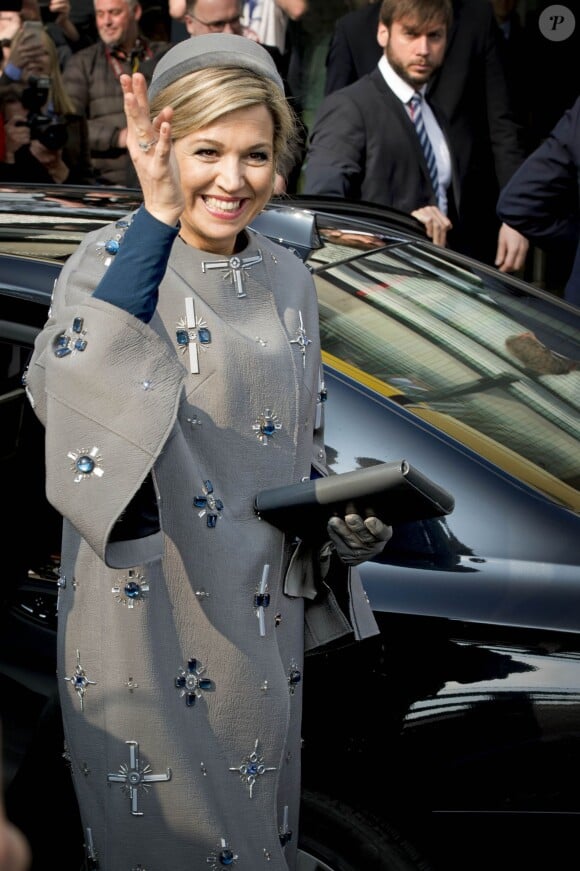 La reine Maxima et le roi Willem-Alexander des Pays-Bas visitaient le Medical Valley Center à Erlangen, à l'occasion de leur voyage en Bavière, le 14 avril 2016. Les motifs du manteau Claes Iversen de la reine Maxima n'ont pas fait l'unanimité...