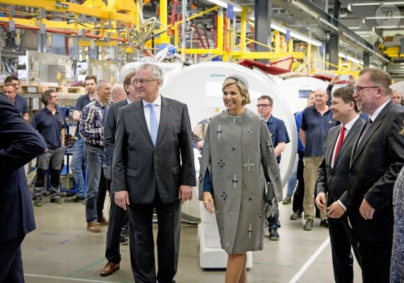 La reine Maxima et le roi Willem-Alexander des Pays-Bas visitaient le Medical Valley Center à Erlangen, à l'occasion de leur voyage en Bavière, le 14 avril 2016. Les motifs du manteau Claes Iversen de la reine Maxima n'ont pas fait l'unanimité...