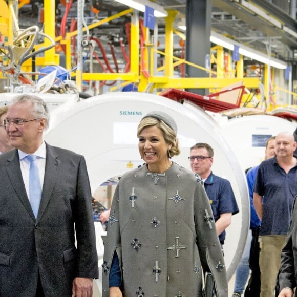 La reine Maxima et le roi Willem-Alexander des Pays-Bas visitaient le Medical Valley Center à Erlangen, à l'occasion de leur voyage en Bavière, le 14 avril 2016. Les motifs du manteau Claes Iversen de la reine Maxima n'ont pas fait l'unanimité...