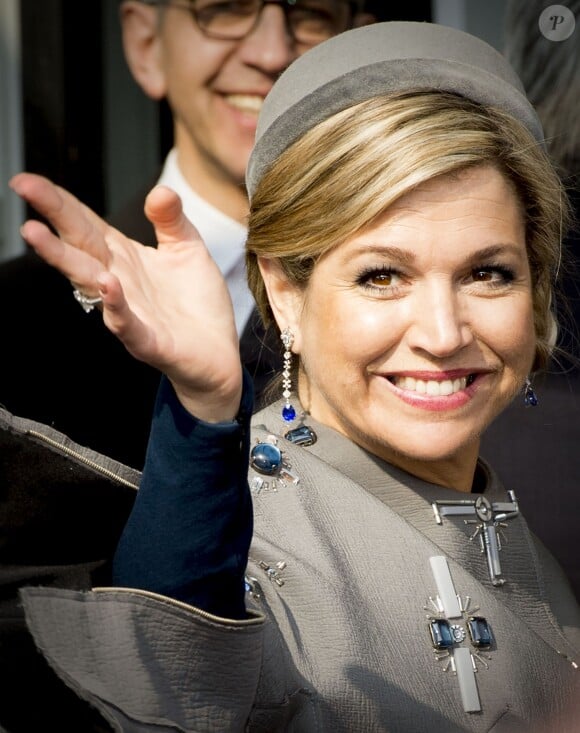La reine Maxima et le roi Willem-Alexander des Pays-Bas visitaient le Medical Valley Center à Erlangen, à l'occasion de leur voyage en Bavière, le 14 avril 2016. Les motifs du manteau Claes Iversen de la reine Maxima n'ont pas fait l'unanimité...