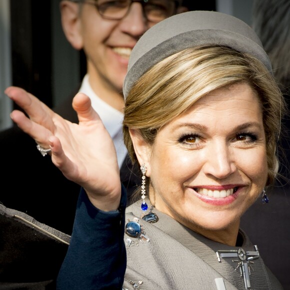 La reine Maxima et le roi Willem-Alexander des Pays-Bas visitaient le Medical Valley Center à Erlangen, à l'occasion de leur voyage en Bavière, le 14 avril 2016. Les motifs du manteau Claes Iversen de la reine Maxima n'ont pas fait l'unanimité...