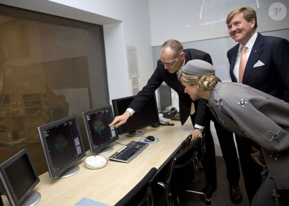 La reine Maxima et le roi Willem-Alexander des Pays-Bas visitaient le Medical Valley Center à Erlangen, à l'occasion de leur voyage en Bavière, le 14 avril 2016. Les motifs du manteau Claes Iversen de la reine Maxima n'ont pas fait l'unanimité...