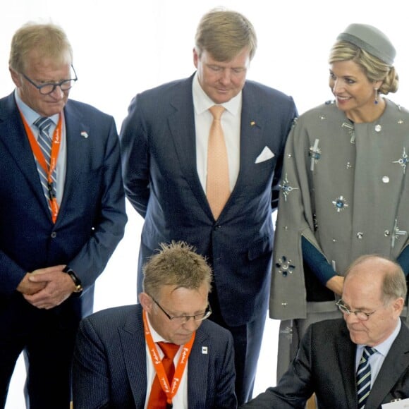 La reine Maxima et le roi Willem-Alexander des Pays-Bas visitaient le Medical Valley Center à Erlangen, à l'occasion de leur voyage en Bavière, le 14 avril 2016. Les motifs du manteau Claes Iversen de la reine Maxima n'ont pas fait l'unanimité...