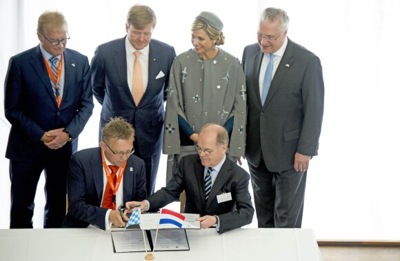La reine Maxima et le roi Willem-Alexander des Pays-Bas visitaient le Medical Valley Center à Erlangen, à l'occasion de leur voyage en Bavière, le 14 avril 2016. Les motifs du manteau Claes Iversen de la reine Maxima n'ont pas fait l'unanimité...