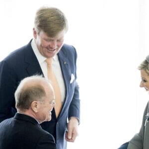 La reine Maxima et le roi Willem-Alexander des Pays-Bas visitaient le Medical Valley Center à Erlangen, à l'occasion de leur voyage en Bavière, le 14 avril 2016. Les motifs du manteau Claes Iversen de la reine Maxima n'ont pas fait l'unanimité...