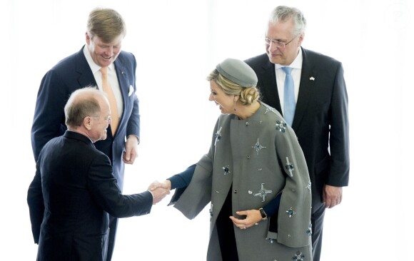 La reine Maxima et le roi Willem-Alexander des Pays-Bas visitaient le Medical Valley Center à Erlangen, à l'occasion de leur voyage en Bavière, le 14 avril 2016. Les motifs du manteau Claes Iversen de la reine Maxima n'ont pas fait l'unanimité...