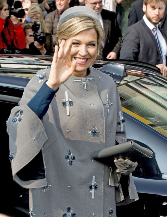 La reine Maxima et le roi Willem-Alexander des Pays-Bas visitaient le Medical Valley Center à Erlangen, à l'occasion de leur voyage en Bavière, le 14 avril 2016. Les motifs du manteau Claes Iversen de la reine Maxima n'ont pas fait l'unanimité...