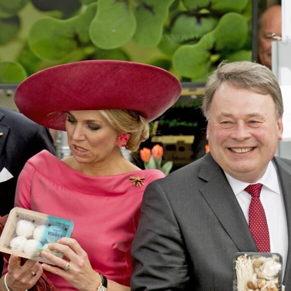 Le roi Willem-Alexander et la reine Maxima des Pays-Bas visitent le marché "Viktualienmarkt" à Munich le 13 avril 2016. 13/04/2016 - Munich