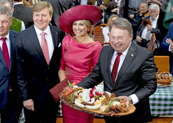 Le roi Willem-Alexander et la reine Maxima des Pays-Bas visitent le marché "Viktualienmarkt" à Munich le 13 avril 2016. 13/04/2016 - Munich