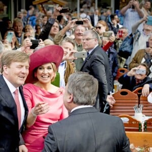 Le roi Willem-Alexander et la reine Maxima des Pays-Bas visitent le marché "Viktualienmarkt" à Munich le 13 avril 2016. 13/04/2016 - Munich