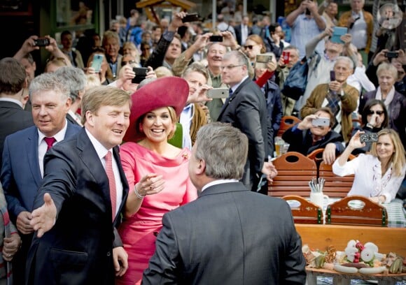 Le roi Willem-Alexander et la reine Maxima des Pays-Bas visitent le marché "Viktualienmarkt" à Munich le 13 avril 2016. 13/04/2016 - Munich