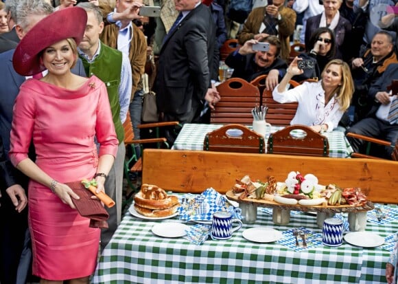 Le roi Willem-Alexander et la reine Maxima des Pays-Bas visitent le marché "Viktualienmarkt" à Munich le 13 avril 2016. 13/04/2016 - Munich