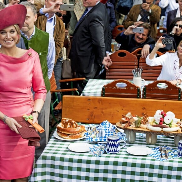 Le roi Willem-Alexander et la reine Maxima des Pays-Bas visitent le marché "Viktualienmarkt" à Munich le 13 avril 2016. 13/04/2016 - Munich