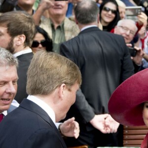 Le roi Willem-Alexander et la reine Maxima des Pays-Bas visitent le marché "Viktualienmarkt" à Munich le 13 avril 2016. 13/04/2016 - Munich