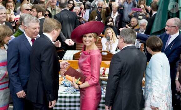 Le roi Willem-Alexander et la reine Maxima des Pays-Bas visitent le marché "Viktualienmarkt" à Munich le 13 avril 2016. 13/04/2016 - Munich