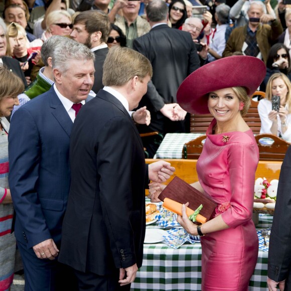 Le roi Willem-Alexander et la reine Maxima des Pays-Bas visitent le marché "Viktualienmarkt" à Munich le 13 avril 2016. 13/04/2016 - Munich