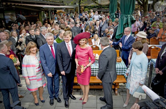 Le roi Willem-Alexander et la reine Maxima des Pays-Bas visitent le marché "Viktualienmarkt" à Munich le 13 avril 2016. 13/04/2016 - Munich