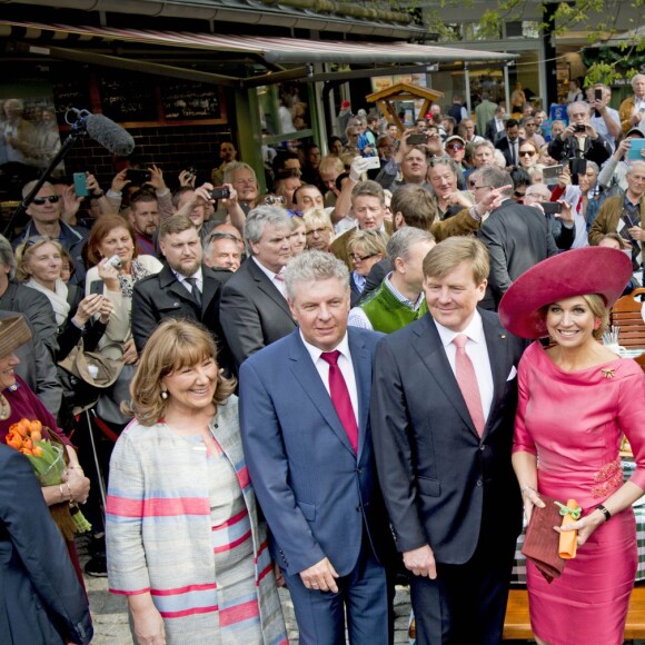 Le roi Willem-Alexander et la reine Maxima des Pays-Bas visitent le marché "Viktualienmarkt" à Munich le 13 avril 2016. 13/04/2016 - Munich