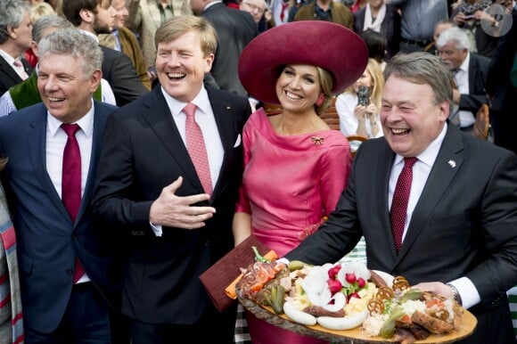 Le roi Willem-Alexander et la reine Maxima des Pays-Bas visitent le marché "Viktualienmarkt" à Munich le 13 avril 2016. 13/04/2016 - Munich