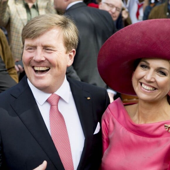 Le roi Willem-Alexander et la reine Maxima des Pays-Bas visitent le marché "Viktualienmarkt" à Munich le 13 avril 2016. 13/04/2016 - Munich