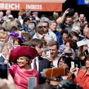 Le roi Willem-Alexander et la reine Maxima des Pays-Bas visitent le marché "Viktualienmarkt" à Munich le 13 avril 2016. 13/04/2016 - Munich