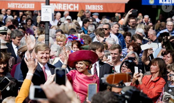 Le roi Willem-Alexander et la reine Maxima des Pays-Bas visitent le marché "Viktualienmarkt" à Munich le 13 avril 2016. 13/04/2016 - Munich