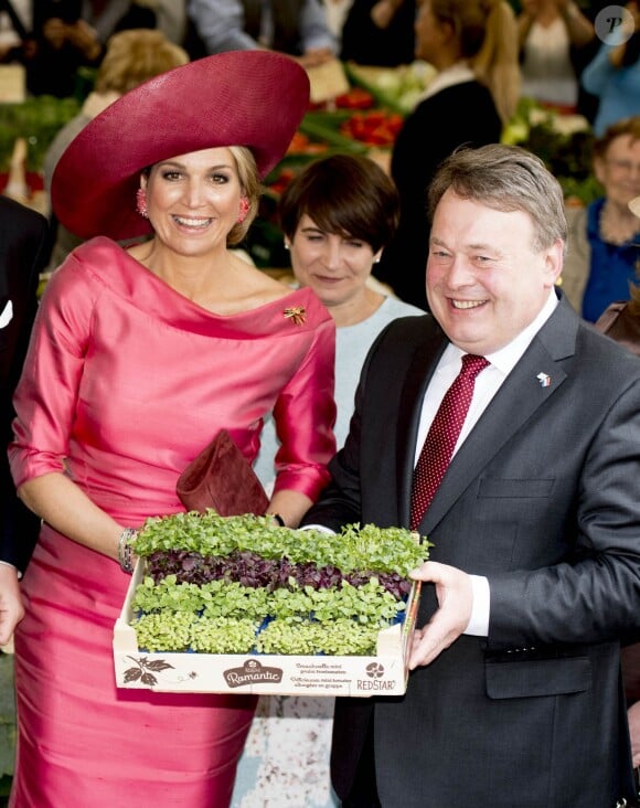 Le roi Willem-Alexander et la reine Maxima des Pays-Bas visitent le marché "Viktualienmarkt" à Munich le 13 avril 2016. 13/04/2016 - Munich