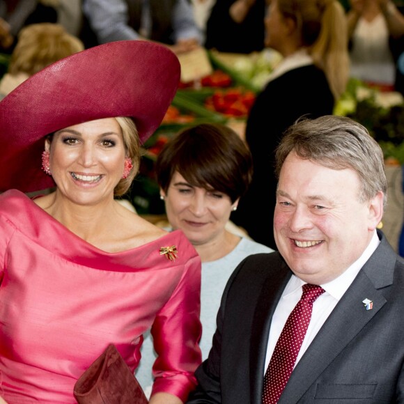 Le roi Willem-Alexander et la reine Maxima des Pays-Bas visitent le marché "Viktualienmarkt" à Munich le 13 avril 2016. 13/04/2016 - Munich