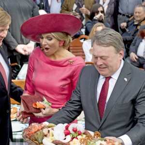 Le roi Willem-Alexander et la reine Maxima des Pays-Bas visitent le marché "Viktualienmarkt" à Munich le 13 avril 2016. 13/04/2016 - Munich