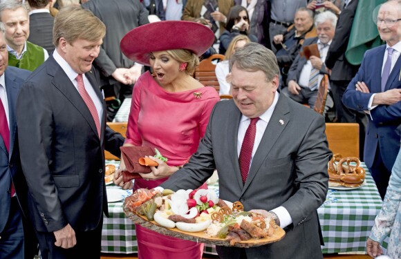 Le roi Willem-Alexander et la reine Maxima des Pays-Bas visitent le marché "Viktualienmarkt" à Munich le 13 avril 2016. 13/04/2016 - Munich